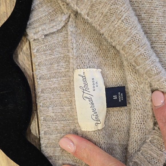 Women's Universal Thread Beige crop sweater size Medium - Picture 2 of 2